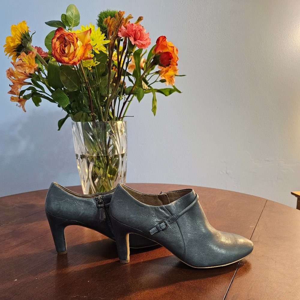 Ecco Grey Dress Shootie Sz. 40 (9 American)